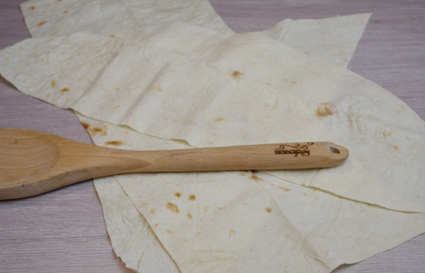 1. Этап. Лаваш в кляре: Лист лаваша нарежьте на полоски.