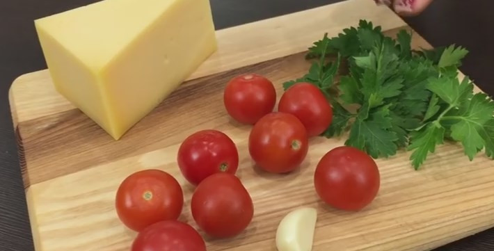 1. Этап. Домашние макароны: 3. Для приготовления соуса возьмите твердый сыр, помидоры, чеснок и зелень (петрушку или базилик).