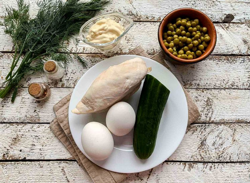 1. Этап. Салат с курицей и огурцами: Подготовьте все необходимые ингредиенты. Куриное филе отварите до готовности. Яйца варите в подсоленной воде 7-8 минут.