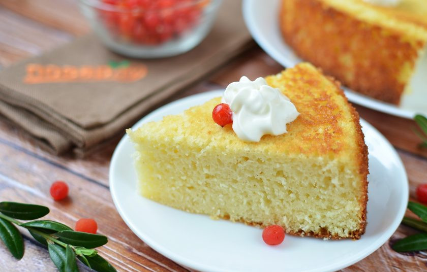 1. Этап. Манник на простокваше: 8. У моего манника серединка осталась светлая, поэтому я решила перевернуть его красивой стороной вверх. Украсила сливками и ягодами. Приятного!