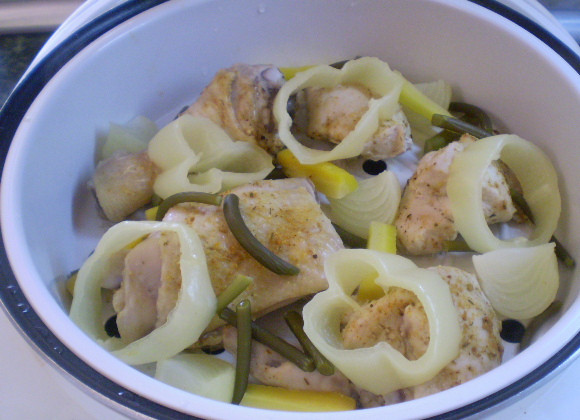 1. Этап. Курица с овощами в пароварке: 6. Готово. Извлекаем сито.