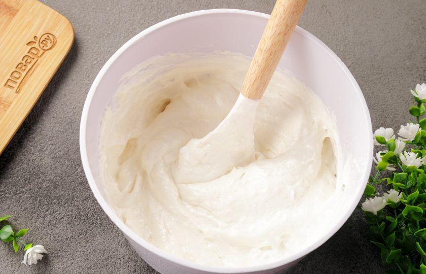 1. Этап. Бисквит в аэрогриле: Быстрыми движениями аккуратно перемешайте до исчезновения комочков.