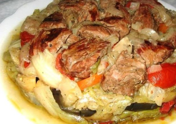 1. Этап. Дамлама из баранины: Блюдо выложите на большой поднос или тарелку так, чтобы баранина была сверху. То есть слои получатся наоборот. И подавайте на стол.