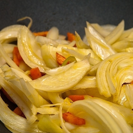 1. Этап. Тыквенный суп с креветками: Крупно нарезанный лук и морковь обжариваем в оливковом масле до золотистости.