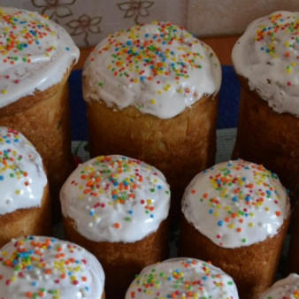 Кулич с изюмом на Пасху