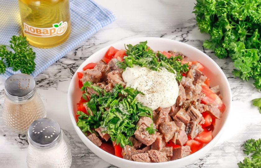 1. Этап. Салат из говядины и консервированной красной фасоли: Промойте и измельчите кинзу или петрушку, выложите нарезку вместе с майонезом или сметаной в емкость. Посолите и поперчите, аккуратно все перемешайте.