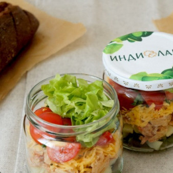 Салат с тушёнкой из индейки