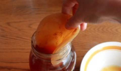 1. Этап. Квас из гриба: Добавьте 3 ст.л. сахара на литр воды и перемешайте, чтобы растворить сахар. В полученный раствор поместите гриб. Самая лучшая температура для существования гриба - 25°С. Он должен находится в тени, регулярно промывайте его кипяченой водой и 