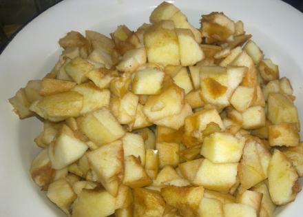 1. Этап. Бисквит диетический: Яблоки очищаем от кожуры, удаляем серединку и нарезаем кубиками.