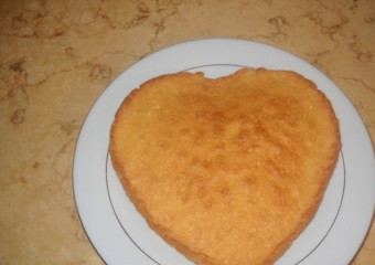 1. Этап. Пирожные на палочке: Выливаем тесто в любую форму и выпекаем в духовке, разогретой до 180 градусов. Время выпечки 30-40 минут.