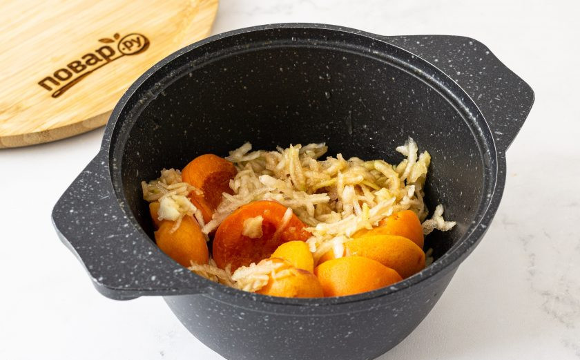 1. Этап. Варенье из абрикосов с грушами: Переложите в кастрюлю абрикосы и грушу.