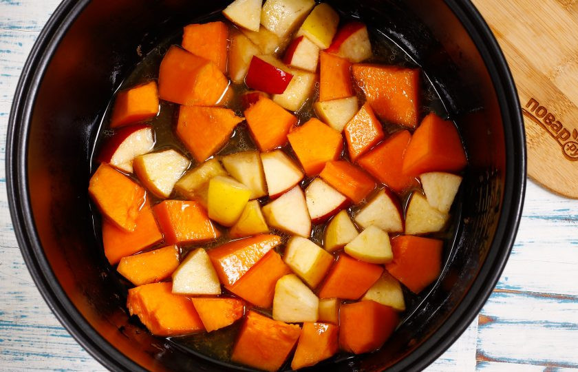 1. Этап. Тыква с яблоками в мультиварке: Всыпьте обе нарезки в чашу мультиварки, всыпьте сахарный песок, влейте воду и растительное масло. Много воды не добавляйте, так как нарезки и сами выделят жидкость, а вот масло нужно, чтобы тыква стала сочной и бархатистой на вкус.