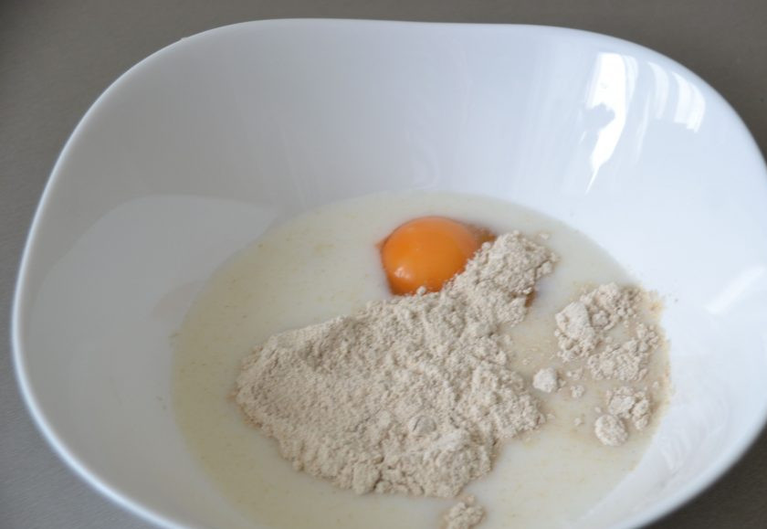 1. Этап. Блинчики из овсяной муки на молоке: Влейте в миску молоко и воду, добавьте соль, ванильный сахар, вбейте яйца, всыпьте овсяную муку, взбейте миксером.