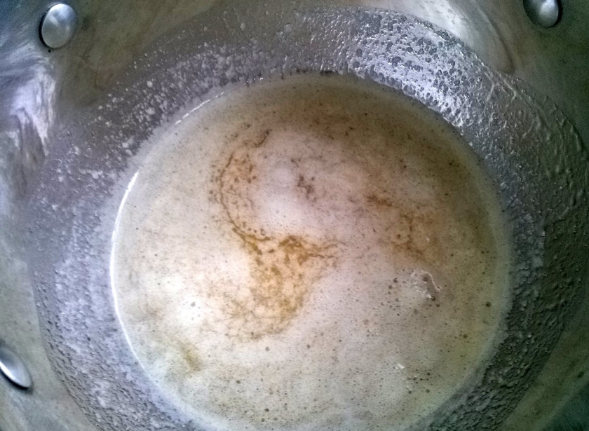 1. Этап. Пряники на Новый год: В растопленную смесь добавьте соду. Дождитесь, пока сода погасится и появится пена.