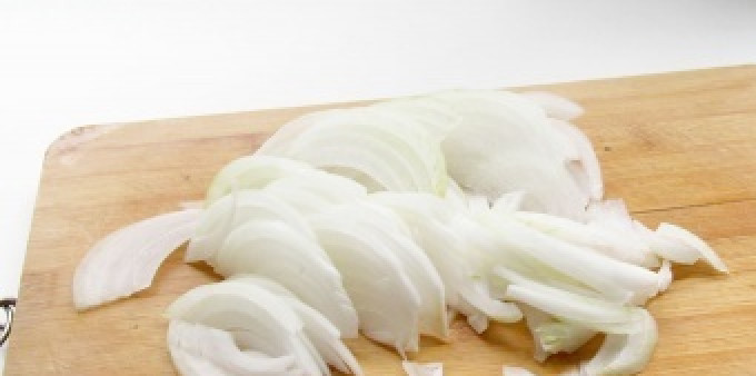 1. Этап. Бефстроганов в томатном соусе: 2. Перед нарезкой мясо лучше немного отбить. Пока жарится мясо шинкуем лук так, как вам нравится. Я обычно нарезаю его полукольцами.