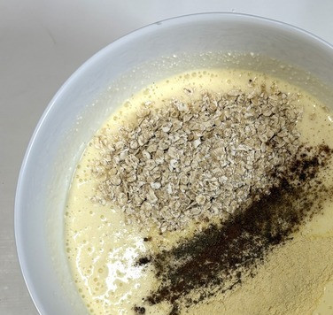 1. Этап. Запеканка с брокколи и творогом: Добавить кукурузную муку и овсяные хлопья, посолить, поперчить и добавить щепотку мускатного ореха, перемешать.