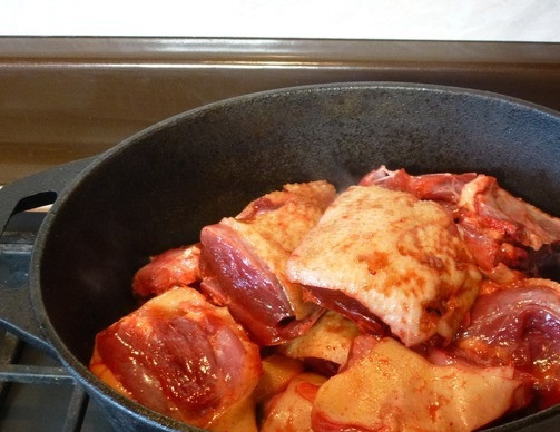 1. Этап. Гусь в казане: Гусь замариновался, перекладываем куски мяса в казан, добавляем примерно стакан воды. Закрываем крышкой казан, ставим на огонь и тушим все часа 2. Периодически поглядываем под крышку и переворачиваем куски гуся.