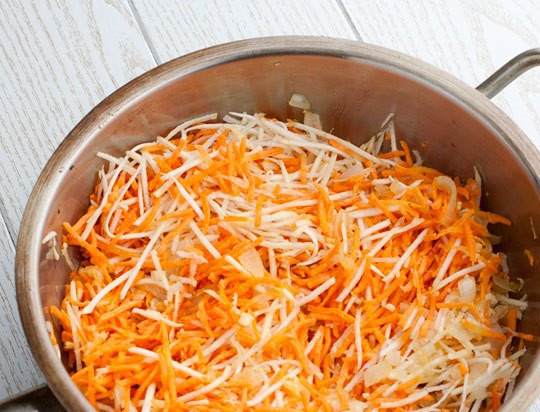 1. Этап. Суп с перловкой и курицей: Лук мелко нарезаем и обжариваем до мягкости. Затем добавляем морковь и сельдерей, тушим до красивого золотистого цвета.