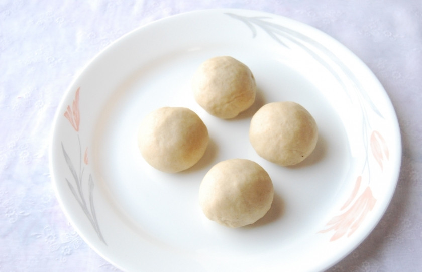 1. Этап. Алу паратха: Когда основное тесто настоится, разделите его на шарики, одинакового размера.