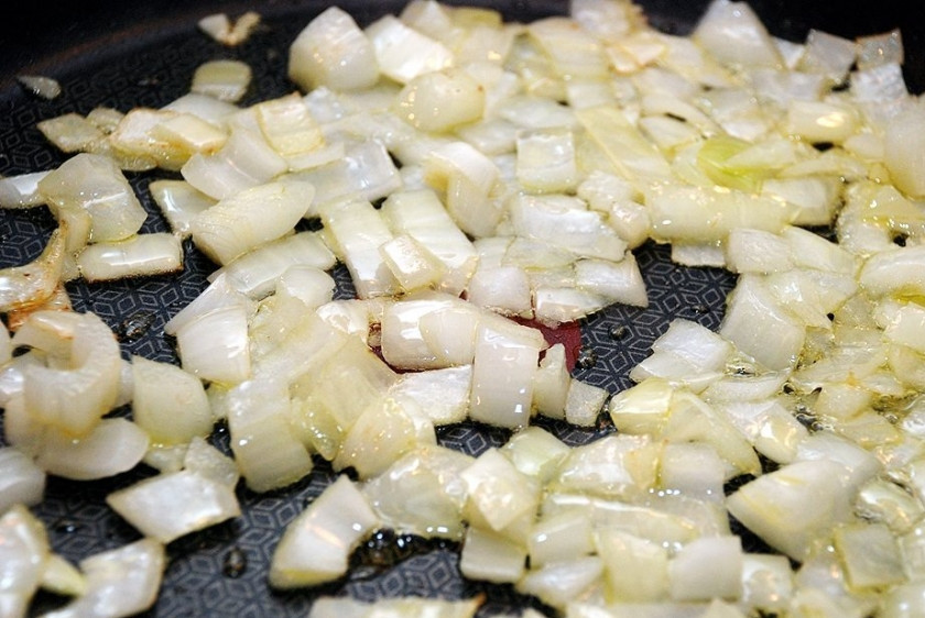 1. Этап. Подлива из баклажан: Лук очистить и нарезать кубиками. Мне всегда было интересно, как нарезать кубиками лук, чтобы кубики не распались. Задача не решена до сих пор. Просто нарезать лук с шагом 5-7 мм. Этого будет достаточно. В сотейнике разогреть 3-4 ст.л. оливкового масла. Обжарить на масле нарезанный лук.