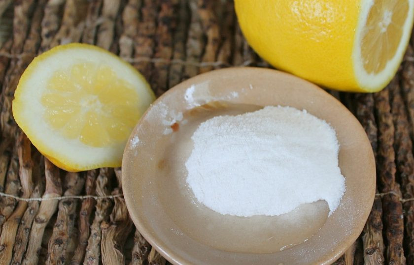 1. Этап. Медовые пряники на кефире: Сахарную пудру соедините с соком лимона и перемешайте. На 3 ложки пудры - ложка сока.