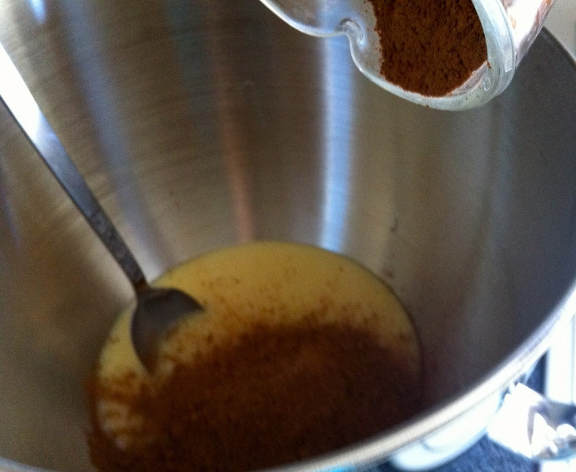 1. Этап. Шоколадные колбаски из печенья: В миске смешайте сгущенку, какао-порошок, масло сливочное растопленное и портвейн.