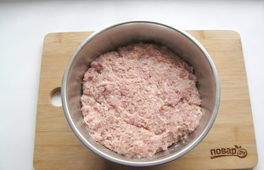 1. Этап. Мясной хлеб с грибами: Соедините говяжий и свиной фарш. Добавьте панировочные сухари, сметану, яйцо. Посолите и поперчите по вкусу. Тщательно перемешайте фарш.