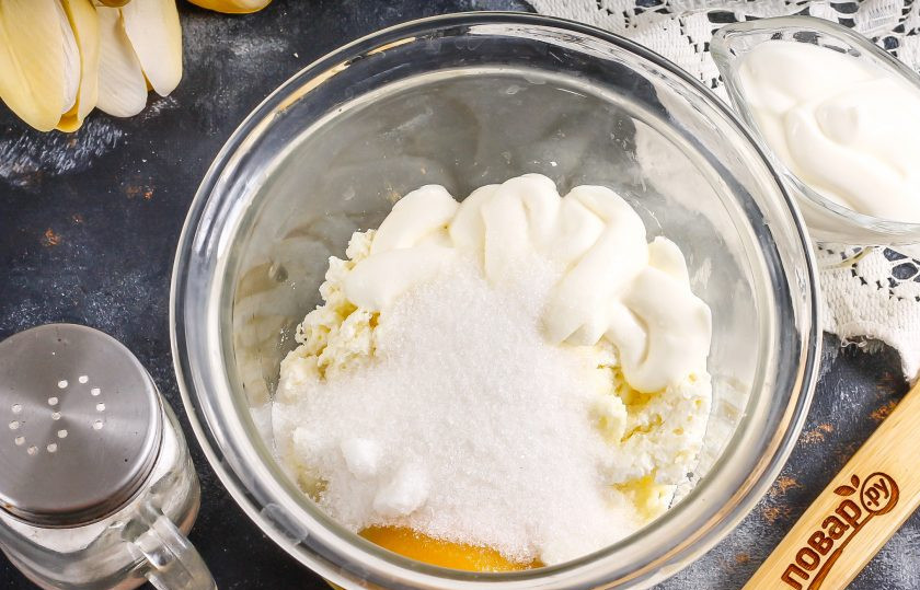 1. Этап. Сливовый чизкейк: Всыпьте сахарный песок, можно добавить ванилин или другие ароматизаторы.