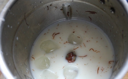 1. Этап. Милкшейк с Нутеллой: 5. Влейте чуточку ванильного экстракта.