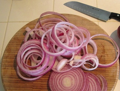 1. Этап. Бефстроганов в пароварке: 2. Шинкуем лук кольцами. Лучше возьмите сладкие сорта лука.