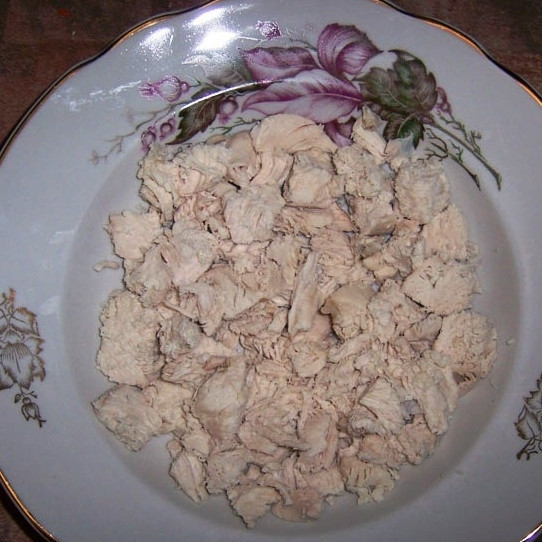 1. Этап. Салат Бунито: Куриное филе нарезаем на небольшие кубики, кладем в салатницу.