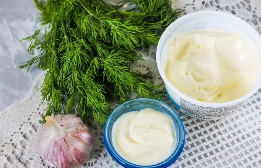 1. Этап. Соус для шаурмы как в ларьках: Подготовьте указанные ингредиенты. Вместо сметаны можно использовать густой классический йогурт без добавок, мацун.