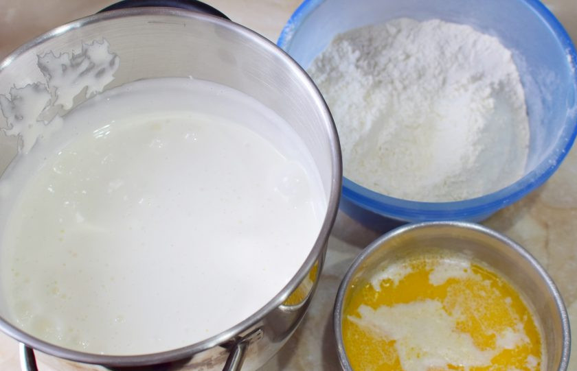 1. Этап. Клубнично-маковый торт: Муку с содой просейте через сито и постепенно вводите в яичную массу, чередуя с горячим молоком. Вмешивайте все вручную, чтобы масса оставалась пышной.