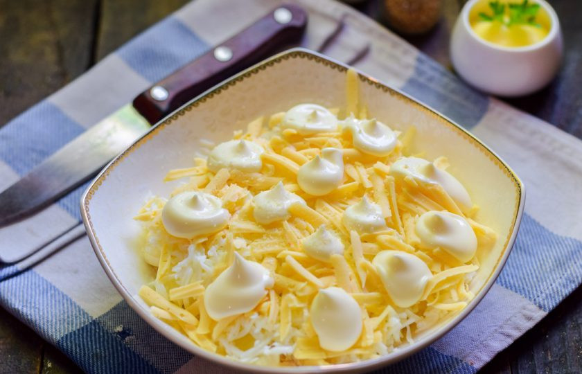 1. Этап. Салат Царский с ананасами: Смажьте слой сыра майонезом.