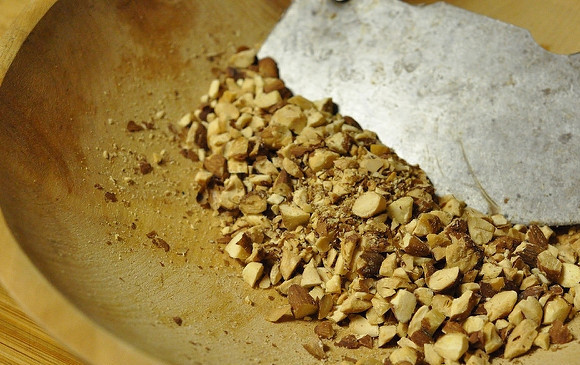 1. Этап. Пасхальный джем: 3. Орехи подсушите на сухой сковороде и измельчите, но не в муку, а чтобы чувствовались кусочки.