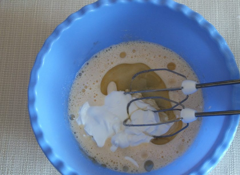 1. Этап. Печенье Косичка: Добавьте сметану, растительное масло и еще раз взбейте.