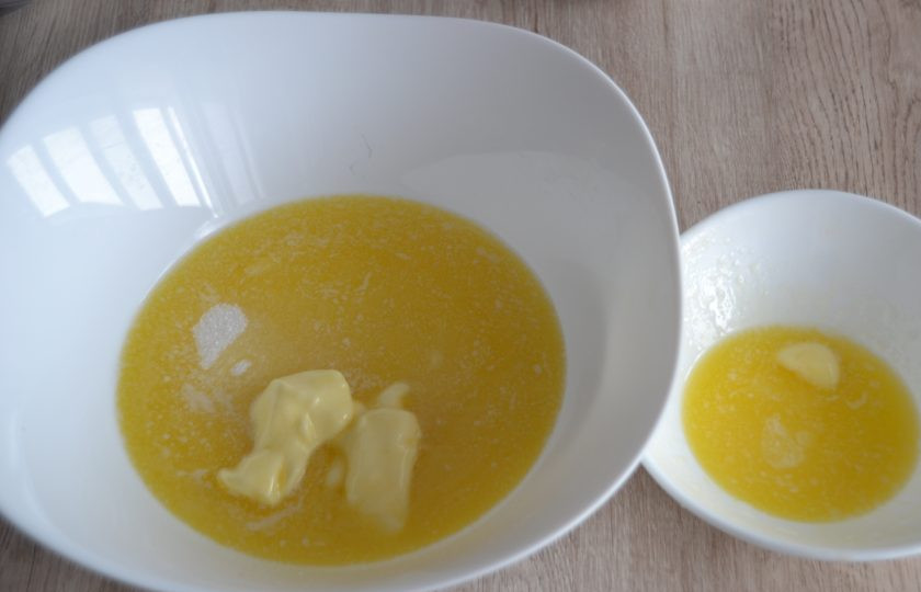 1. Этап. Итальянская шарлотка с яблоками: Смешайте белый сахар и растопленное сливочное масло, примерно 2 ст. ложки масла оставьте для смазывания сверху перед выпечкой.