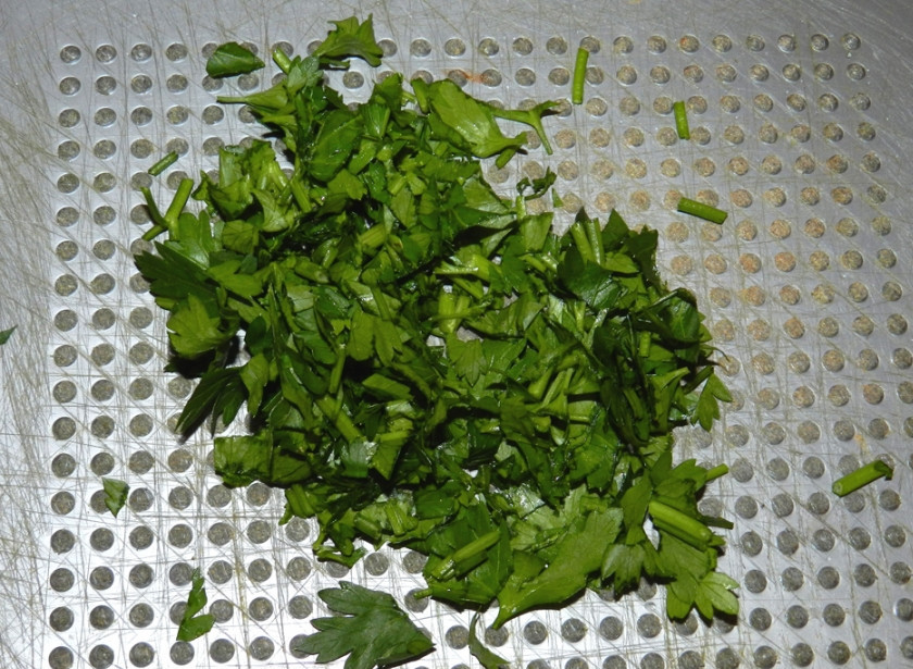 1. Этап. Шаурма из лаваша с курицей: 7. Измельчить зелень.