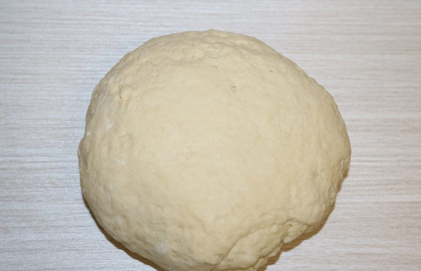 1. Этап. Кокосовый Наполеон: В воду добавьте уксус, влейте в крошку и замесите тесто.