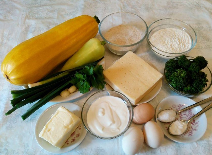 1. Этап. Квише с овощной начинкой: Подготовьте перечисленные ингредиенты, ориентируясь на указанные количества. Молодой кабачок небольшого размера можно использовать целиком. В случае, если овощ более зрелый, необходимо очистить его от кожуры и удалить мякоть.