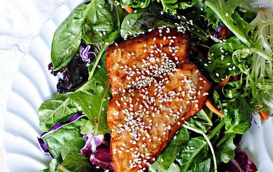 1. Этап. Салат с апельсиновым соусом: Посыпьте кунжутом.