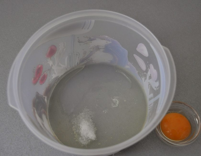 1. Этап. Пропитка для кулича: Пока готовится опара, отделите белок и желток одного яйца, в белок добавьте щепотку соли. Желток отложите.