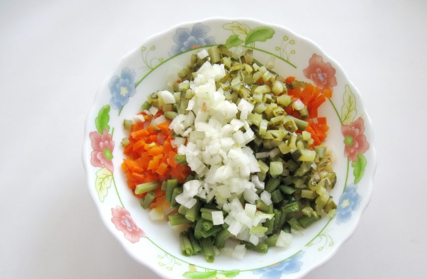 1. Этап. Винегрет с зеленой фасолью: Репчатый лук очистите, помойте и мелко нарежьте. Добавьте к остальным овощам.