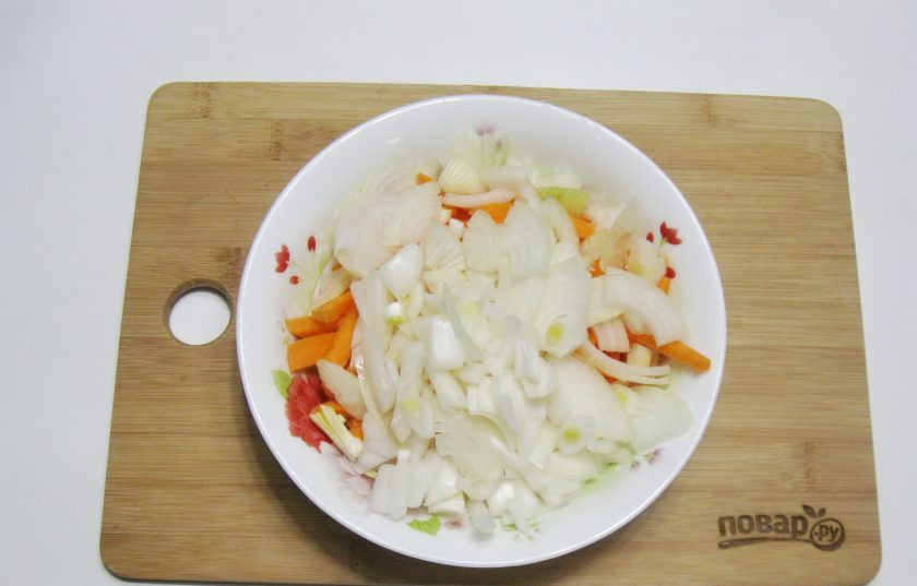 1. Этап. Туркменский плов: Репчатый лук нарежьте полукольцами.