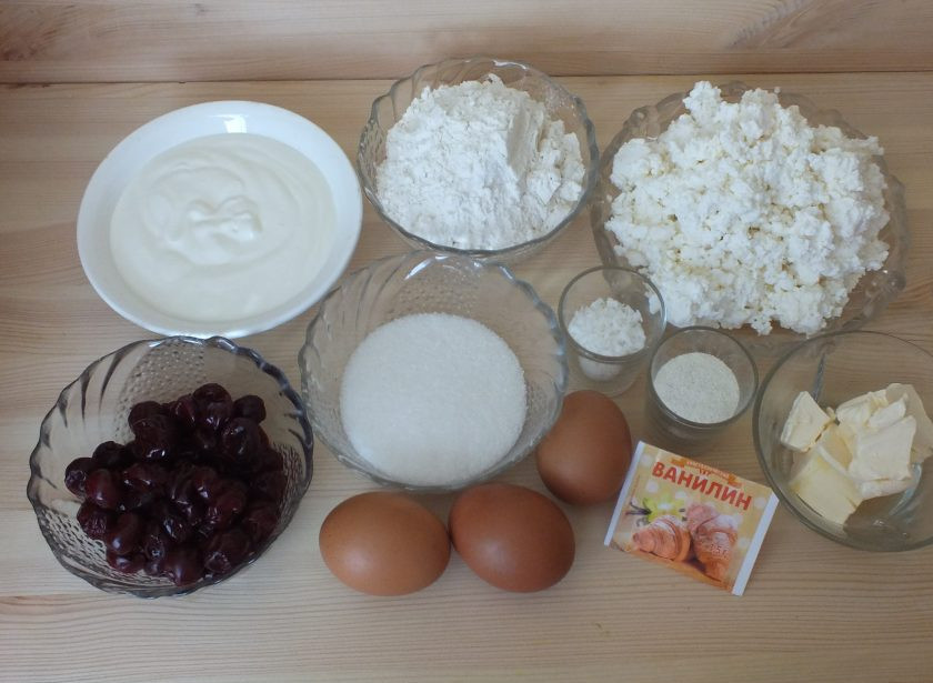 1. Этап. Ватрушка с творогом и вишней: Подготовьте необходимые ингредиенты. Откиньте свежемороженую вишню на сито, чтобы стекла жидкость.