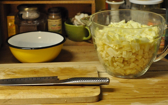 1. Этап. Пасхальный джем: 1. Яблоки очистите и нарежьте небольшими кубиками. Выложите в кастрюлю с толстым дном, влейте виноградный сок, поставьте на огонь. После закипания томите на медленном огне около 15 минут, чтобы яблочки стали мягкими.