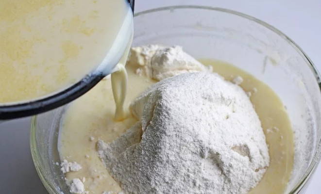 1. Этап. Маковые панкейки: 3. Влейте жидкие ингредиенты в сухие и взбейте.