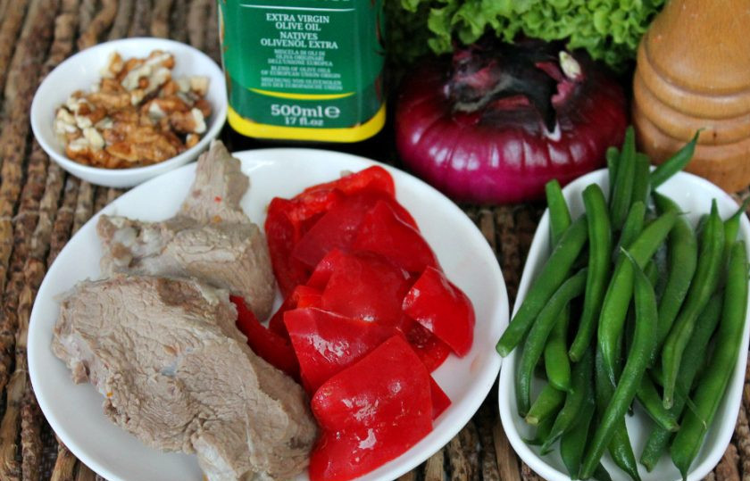 1. Этап. Салат из говядины с фасолью: Подготовим ингредиенты. Говядину предварительно отвариваем.