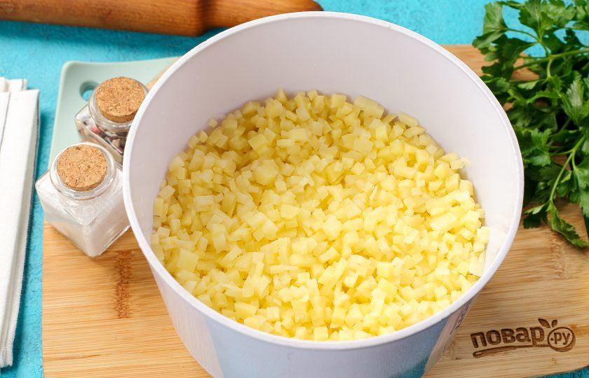 1. Этап. Вареники на пару: Тем временем можете приготовить начинку. У меня сегодня бюджетный, но не менее вкусный вариант с картофелем. Картофель необходимо нарезать мелкими кубиками, чем мельче получится, тем лучше.