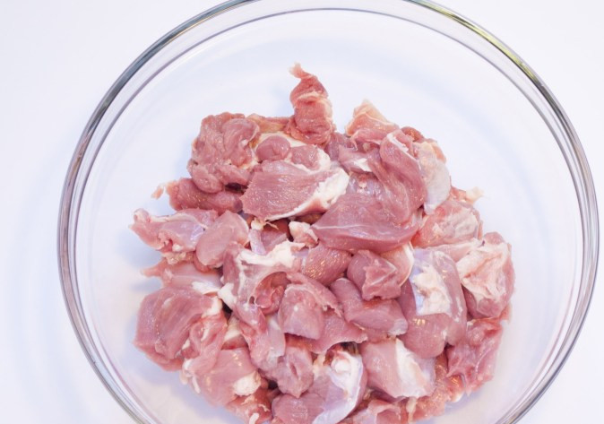 1. Этап. Баранина с рисом в мультиварке: Прежде всего, нам нужно очистить мясо от всего лишнего (пленок и жил), промыть его под проточной водой и вытереть насухо. После этого нарезаем баранину на небольшие кусочки примерно в 2-2,5 см шириной.